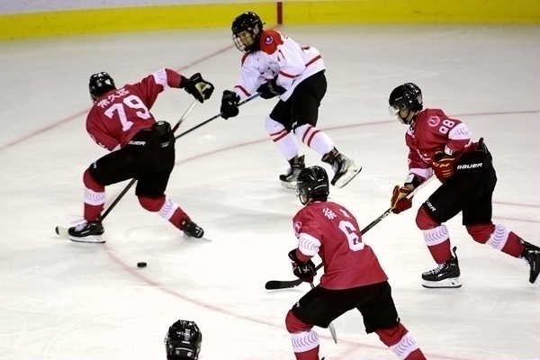 重慶隊球員常久遠(yuǎn)(左)與陜西隊球員呂知宜拼搶。人民網(wǎng)記者 胡雪蓉攝