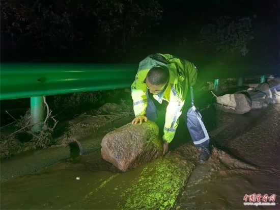 7月31日，張涿高速，高速交警涿鹿大隊(duì)民警清理山體滑坡路面落石。