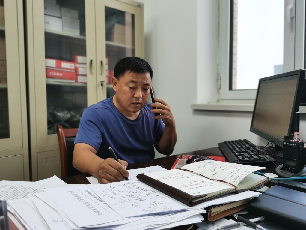曾田榮正在辦公室內(nèi)工作。新華社記者 孫凡越 攝