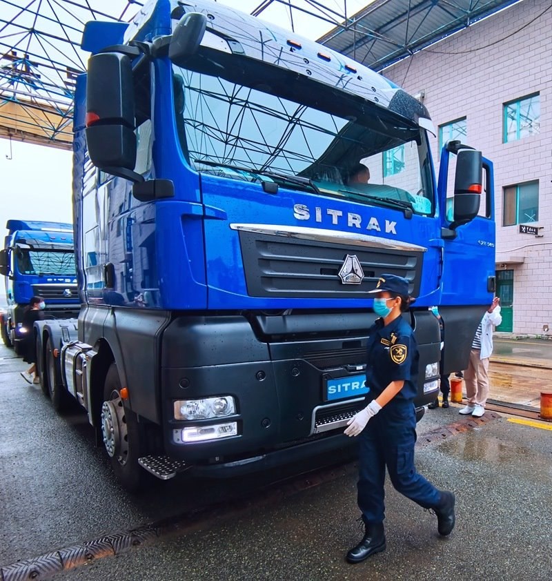 關(guān)員正在對出口車輛進(jìn)行登臨檢查。人民網(wǎng)記者 栗翹楚攝