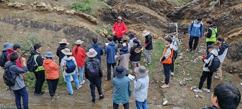 聯(lián)合實(shí)習(xí)隊(duì)在觀察日喀則弧前盆地 中國(guó)地質(zhì)大學(xué)(北京)供圖