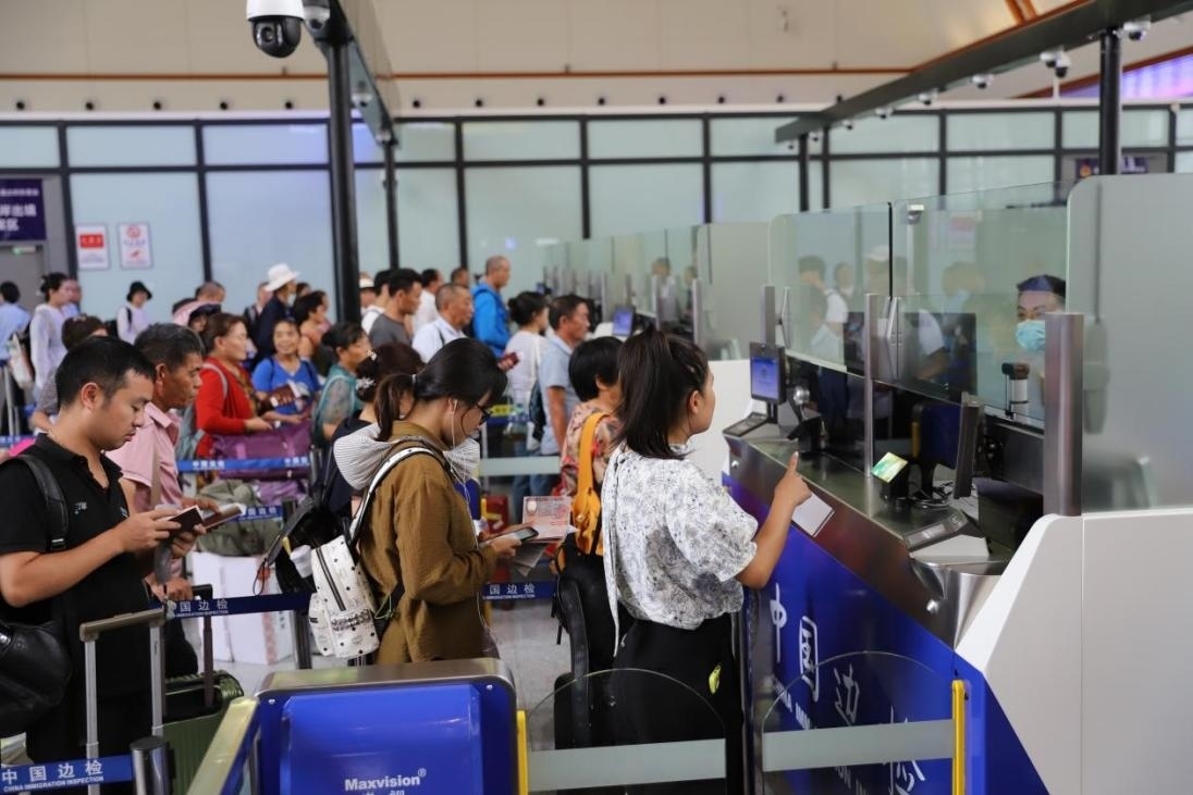 出境旅客在辦理通關(guān)手續(xù)。人民網(wǎng)記者 李發(fā)興攝