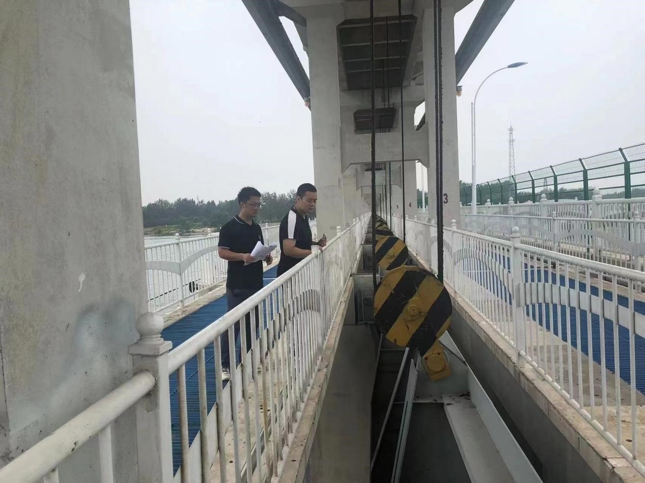 海委海河下游管理局獨流減河進洪閘管理處工作人員檢查水閘閘門啟閉機。受訪者供圖