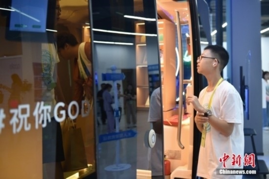 圖為學(xué)員們在首鋼園內(nèi)的百度Apollo Park參觀。<a target='_blank' href='/' ><p align=