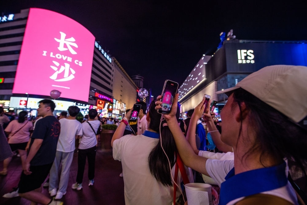  游客在長沙市天心區(qū)黃興路步行街打卡、拍照（6月7日攝）。新華社記者 陳思汗 攝