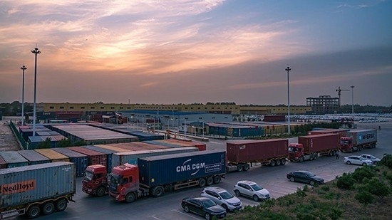 石家莊國際陸港內(nèi)整裝待發(fā)的集裝箱。 石家莊國際陸港供圖