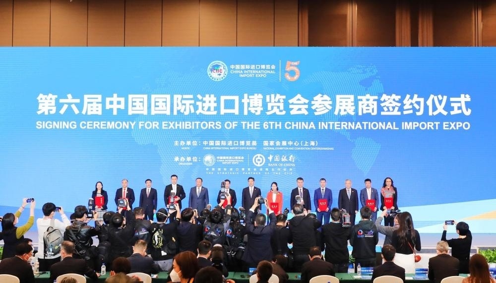 2022年11月6日，2022年中國(guó)國(guó)際進(jìn)口博覽會(huì)參展商聯(lián)盟大會(huì)在上海舉行。這是在大會(huì)期間進(jìn)行的第六屆進(jìn)博會(huì)參展商簽約儀式。新華社記者 方喆 攝