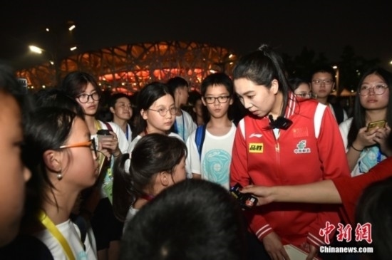 圖為小學(xué)員向李曉霞分享自己運(yùn)動經(jīng)歷。<a target='_blank' href='/' ><p align=