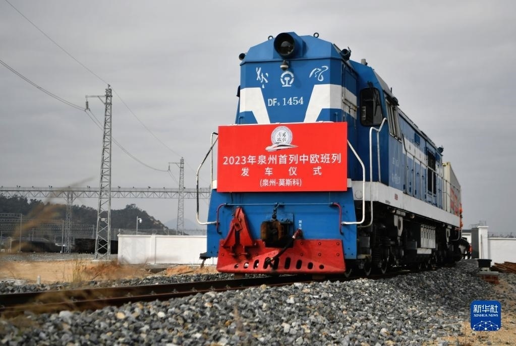 2月3日，中歐班列駛出興泉鐵路黃塘站。當(dāng)日，滿載著55個(gè)集裝箱的中歐班列，從位于福建泉州惠安縣的興泉鐵路黃塘站駛出。這是泉州今年開(kāi)出的首趟中歐班列，也是興泉鐵路開(kāi)通后的首趟泉州中歐班列。據(jù)了解，此次班列裝載產(chǎn)品主要來(lái)自泉州進(jìn)出口企業(yè)，貨重601.4噸，貨值約262.5萬(wàn)美元。新華社記者 魏培全 攝