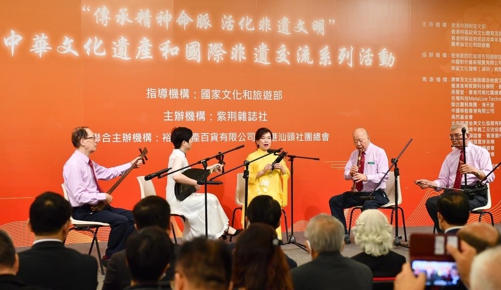 2022年11月23日，演員在“傳承精神命脈 活化非遺文明”中華文化遺產(chǎn)和國(guó)際非遺交流系列活動(dòng)開(kāi)幕式上表演非遺項(xiàng)目南音《滿空飛》。新華社記者 陳鐸 攝