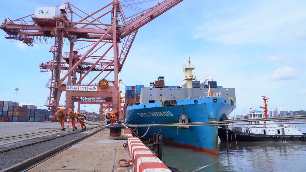 7月22日上午，“絲路海運”電商快線“海豐蛇口”輪停靠廈門海天碼頭12號泊位裝卸集裝箱貨物。人民網(wǎng)記者 蘭志飛攝