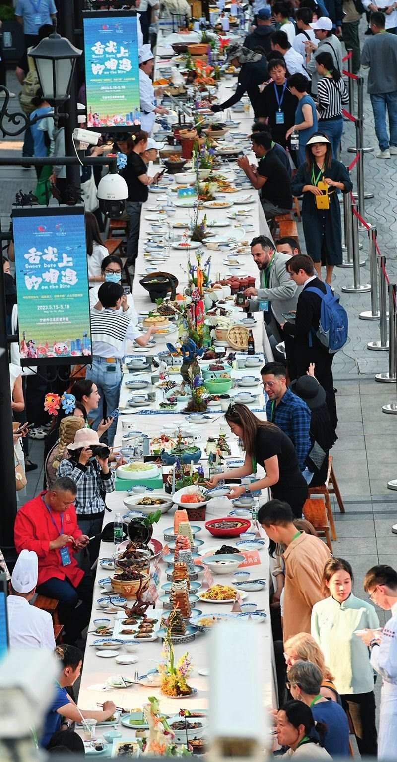 市民和游客在寧波舉辦的第三屆中國—中東歐國家博覽會暨國際消費品博覽會上品嘗融合中國和中東歐美食的長桌宴（2023年5月15日攝）。黃宗治攝/本刊