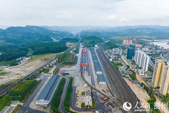 航拍貴陽國際陸港。人民網(wǎng)記者 涂敏攝