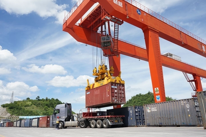 在貴陽國際陸港，正在作業(yè)的龍門吊。貴陽綜保區(qū)供圖
