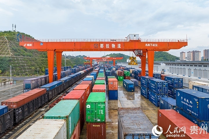 裝滿貨物的集裝箱整齊排列在貴陽國際陸港。人民網(wǎng)記者 涂敏攝