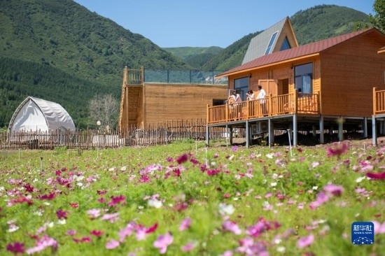 8月12日，游客在寧夏固原市涇源縣大灣鄉(xiāng)楊嶺村的民宿聊天。新華社記者 李旭倫 攝