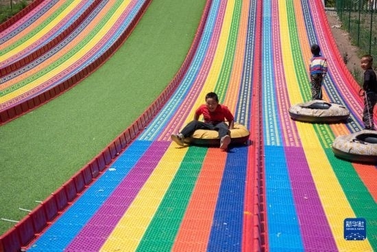 8月12日，小朋友在寧夏固原市涇源縣大灣鄉(xiāng)楊嶺村玩耍。新華社記者 李旭倫 攝