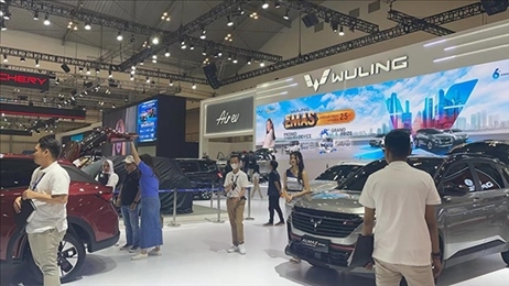 印尼消費(fèi)者參觀上汽五菱的展臺(tái)。趙世祺 攝