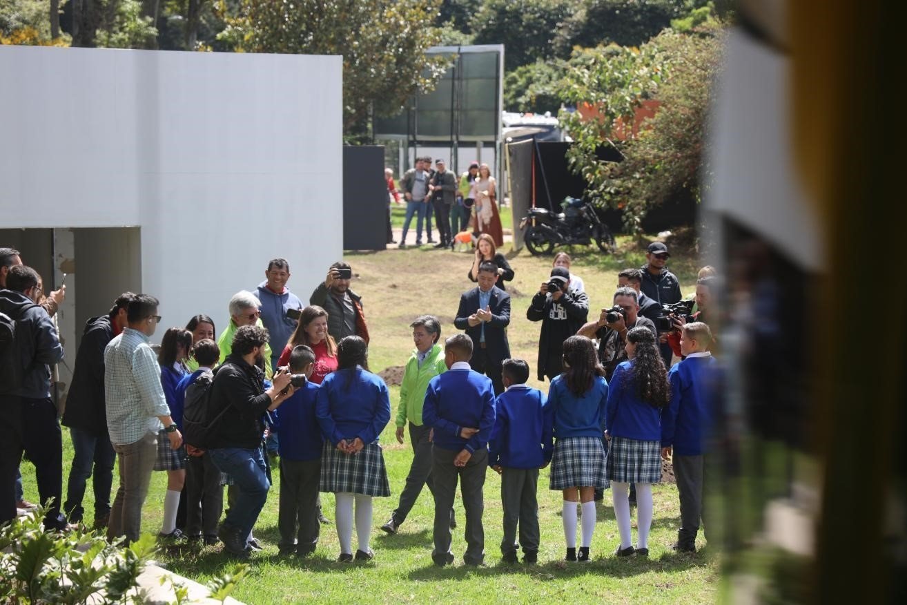 波哥大市長克勞迪婭·洛佩茲與參加活動的學(xué)生代表交流。中國港灣波哥大地鐵一號線項(xiàng)目供圖