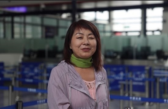 7月22日，曾經(jīng)在老撾瑯勃拉邦工作過(guò)3年的加拿大華僑孫月玲乘坐中老鐵路國(guó)際旅客列車從中國(guó)出境。衛(wèi)海林 攝