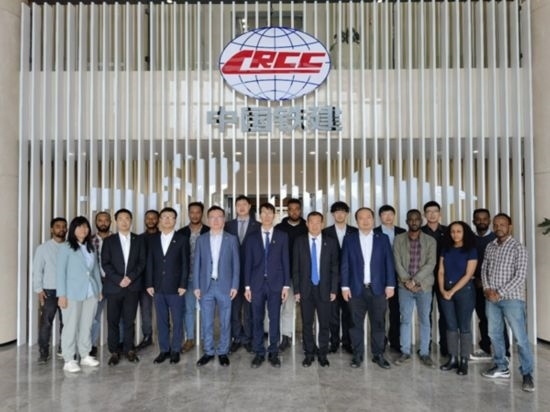 中國土木福州設(shè)計院埃塞分院團(tuán)隊合影。受訪對象供圖