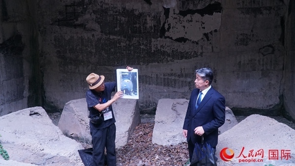 毒氣島歷史研究所事務(wù)局長山內(nèi)正之在毒氣儲(chǔ)存遺址為大家介紹日軍發(fā)動(dòng)毒氣戰(zhàn)的罪證。人民網(wǎng) 蔣曉辰攝