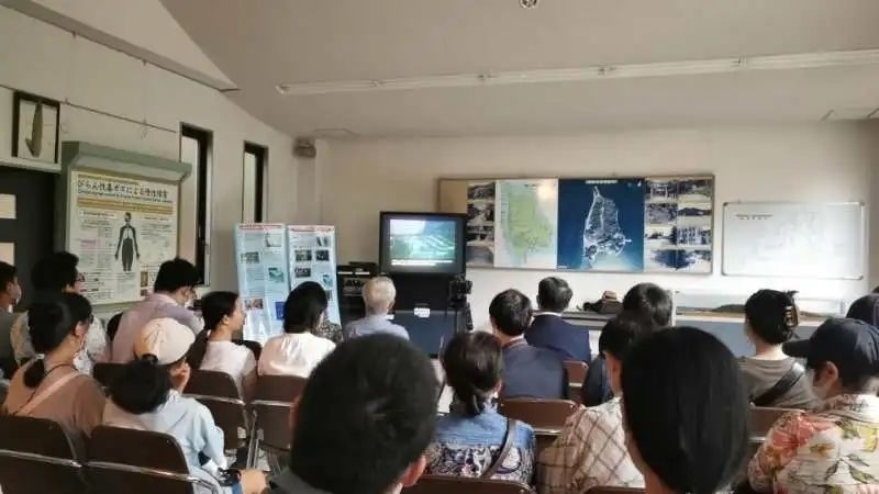 觀看日軍發(fā)動(dòng)毒氣戰(zhàn)的影像資料。中國駐大阪總領(lǐng)事館供圖