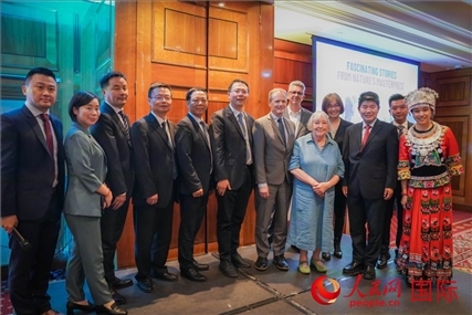 張家界文化旅游推介會部分嘉賓合影。人民網(wǎng) 郭錦標攝