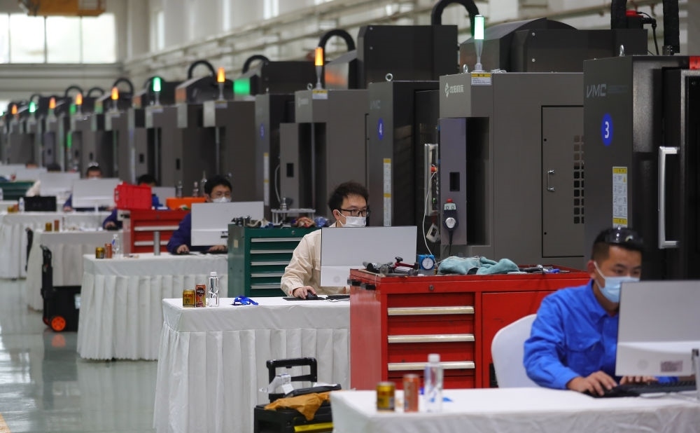 參賽選手在在2022“一帶一路”暨金磚國家技能發(fā)展與技術(shù)創(chuàng)新之“通用技術(shù)杯”數(shù)控多軸加工大賽中比拼（2022年11月10日攝）。新華社記者 楊青 攝