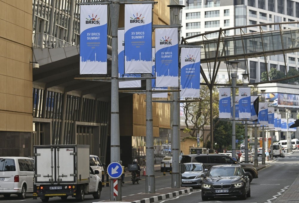 這是8月17日在南非約翰內(nèi)斯堡拍攝的金磚峰會(huì)條幅。金磚國家領(lǐng)導(dǎo)人第十五次會(huì)晤將于南非約翰內(nèi)斯堡舉行。新華社記者 陳誠 攝