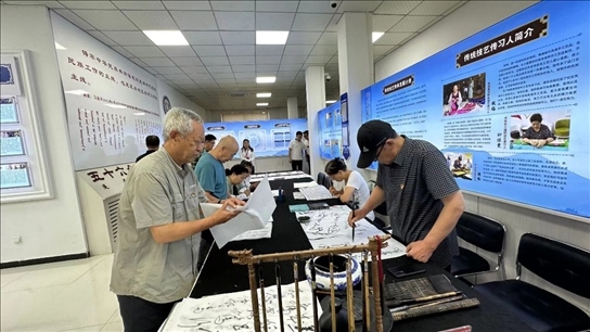 臨潢家園社區(qū)居民在書(shū)法練習(xí)室練習(xí)書(shū)法。人民網(wǎng)記者 金洪花攝