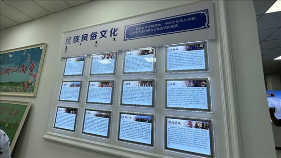 社區(qū)服務(wù)中心內(nèi)民族風(fēng)俗文化墻。人民網(wǎng)記者 金洪花攝