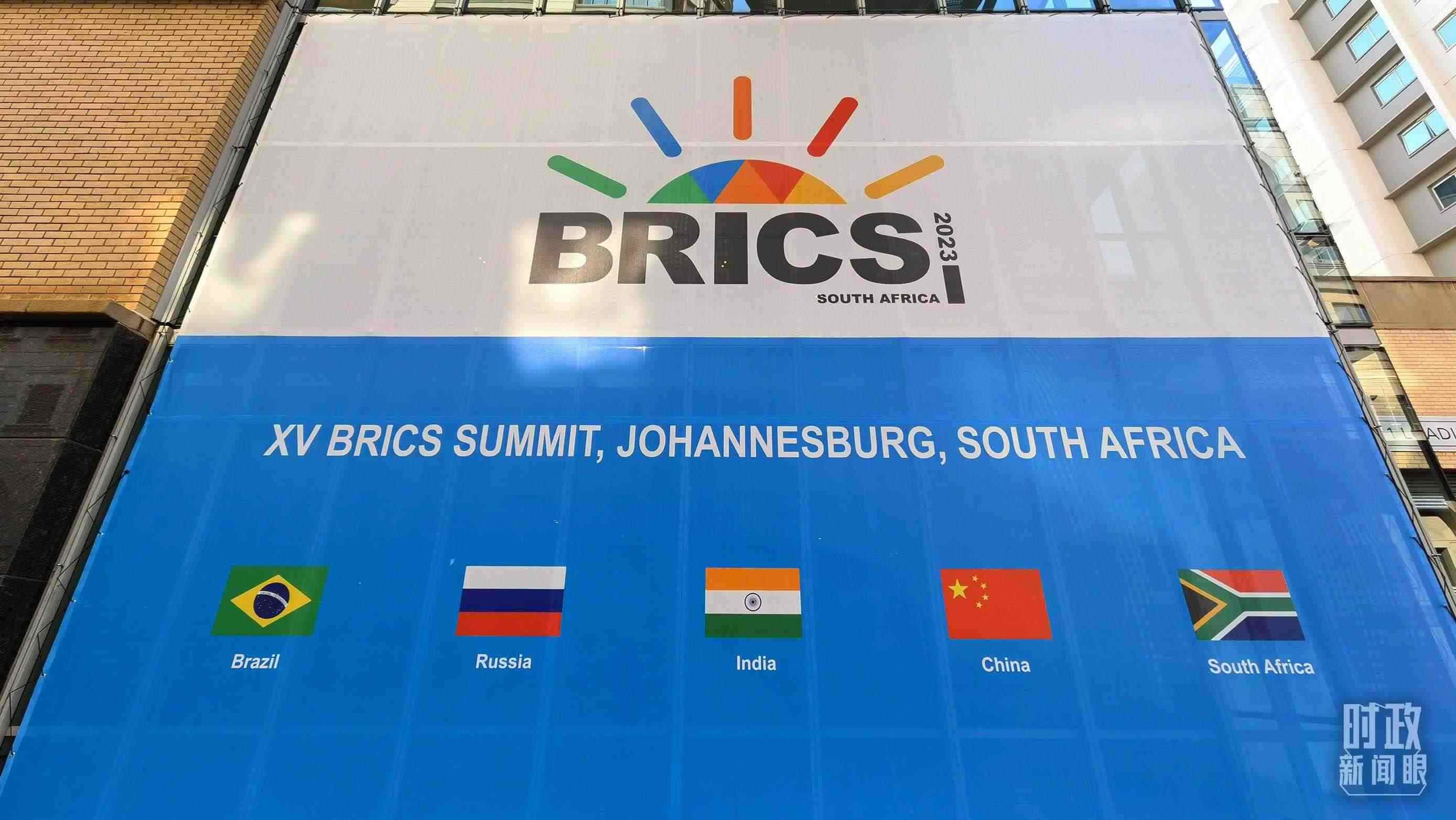 △約翰內(nèi)斯堡，金磚峰會(huì)海報(bào)。（總臺(tái)央視記者韓銳拍攝）