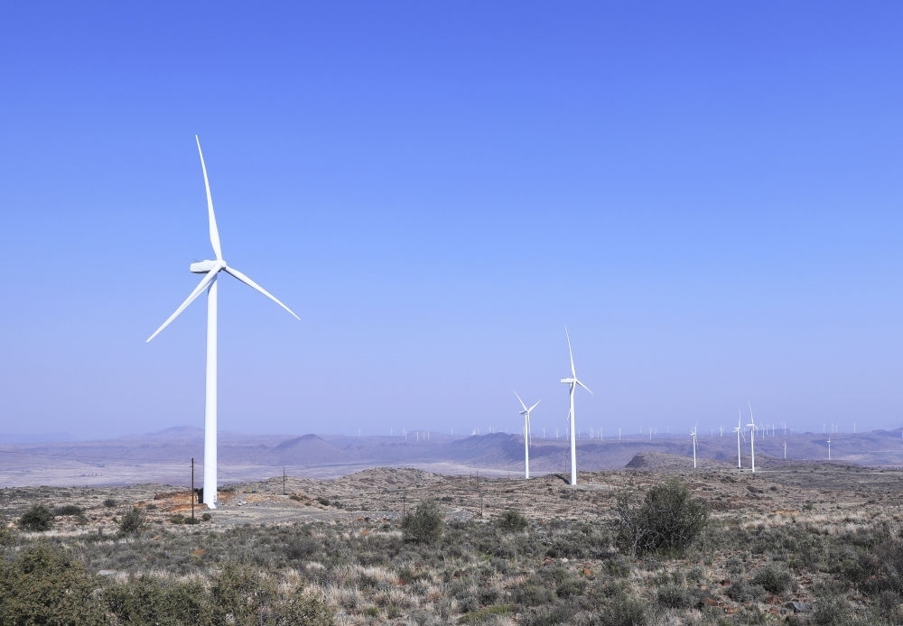 這是在南非北開普省德阿鎮(zhèn)拍攝的德阿風(fēng)電項(xiàng)目風(fēng)機(jī)（2023年8月10日攝）。由中國龍?jiān)措娏瘓F(tuán)南非公司運(yùn)營的德阿風(fēng)電項(xiàng)目每年發(fā)電量超過7.5億千瓦時，相當(dāng)于節(jié)約20多萬噸標(biāo)準(zhǔn)煤，減排二氧化碳約70萬噸。