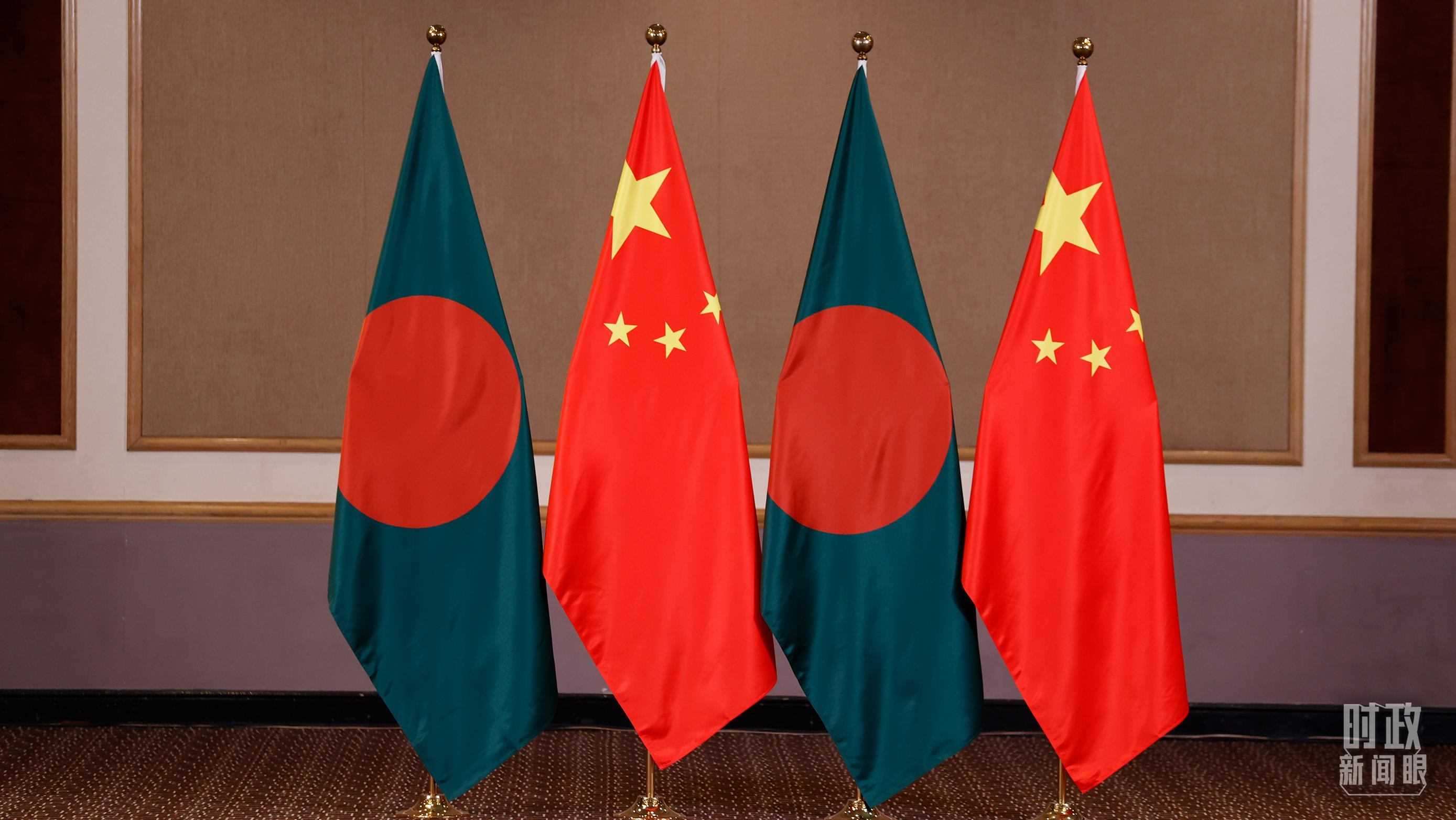 △會(huì)見現(xiàn)場(chǎng)的中孟兩國國旗。（總臺(tái)央視記者耿小龍拍攝）