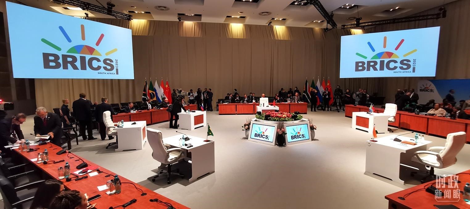 △23日上午，金磚國家領(lǐng)導(dǎo)人第十五次會(huì)晤在這里舉行。這是會(huì)晤開始前的場(chǎng)景。（總臺(tái)央視記者李錚拍攝）