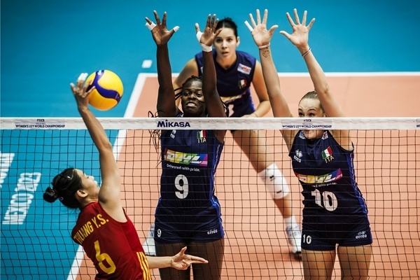 中國(guó)隊(duì)球員莊宇珊(左)在比賽中。圖片來(lái)源：國(guó)際排聯(lián)