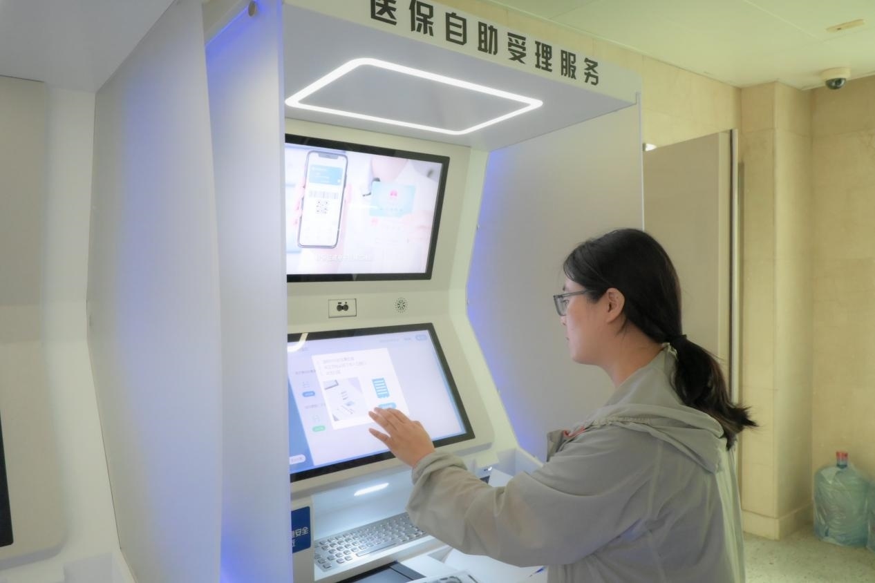 醫(yī)保自助受理服務機為市民辦理事項提供了又一選擇途徑。人民網記者 張麗瑋攝