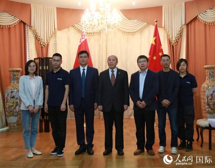 謝小用大使與人民網(wǎng)記者合影。