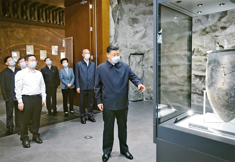 2023年6月2日，中共中央總書記、國家主席、中央軍委主席習(xí)近平在北京出席文化傳承發(fā)展座談會并發(fā)表重要講話。這是座談會前，習(xí)近平2日下午在中國歷史研究院考察。 新華社記者 鞠鵬/攝