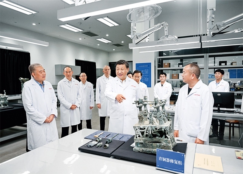 2023年7月25日至27日，中共中央總書記、國家主席、中央軍委主席習(xí)近平在四川考察。這是26日下午，習(xí)近平在位于德陽市廣漢市的三星堆博物館文物保護(hù)與修復(fù)館，同現(xiàn)場工作人員親切交流。 新華社記者 謝環(huán)馳/攝