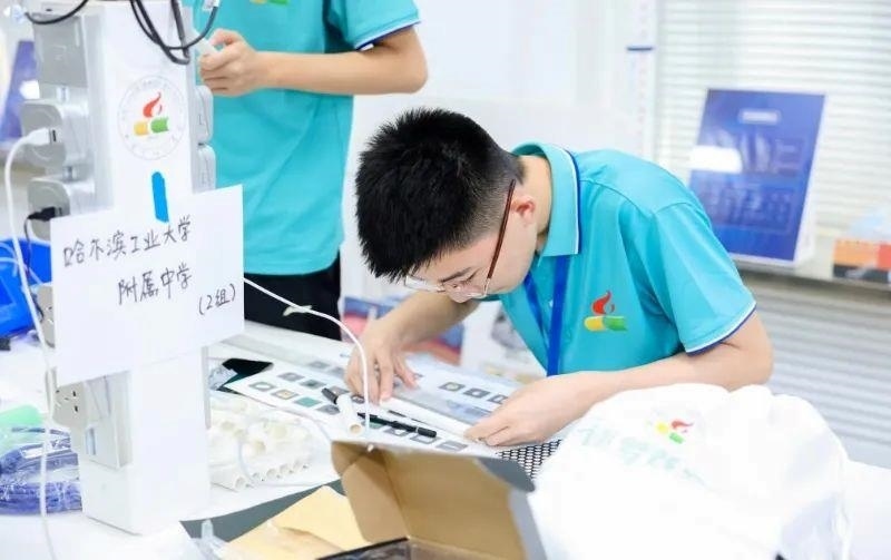 △今年7月，“逐夢蒼穹”科技主題教育活動在北京市八一學(xué)校舉辦。來自全國各地的百余名師生，在動手實踐中學(xué)習(xí)航天知識、提高創(chuàng)新能力。