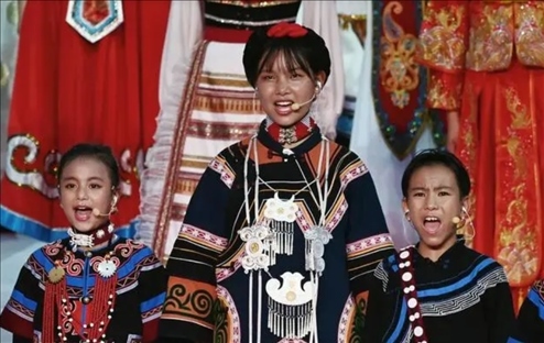 △今年7月，在成都大運會開幕式上，從大山深處走來的孩子們，自信地站在舞臺中央，以歌聲表達(dá)對未來的憧憬。