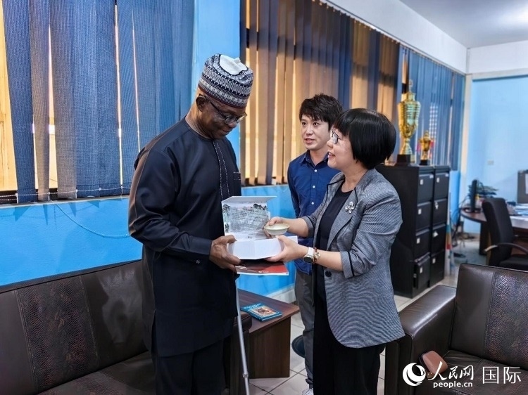 人民網(wǎng)監(jiān)事會主席唐維紅（右一）帶隊訪問尼日利亞通訊社，與該社總裁布克·龐勒（左一）交流。人民網(wǎng)記者 陳星星攝