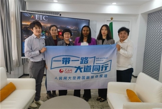 埃塞俄比亞投資委主任萊利斯（右三）、萬(wàn)巧云（左二）與人民網(wǎng)記者合影。
