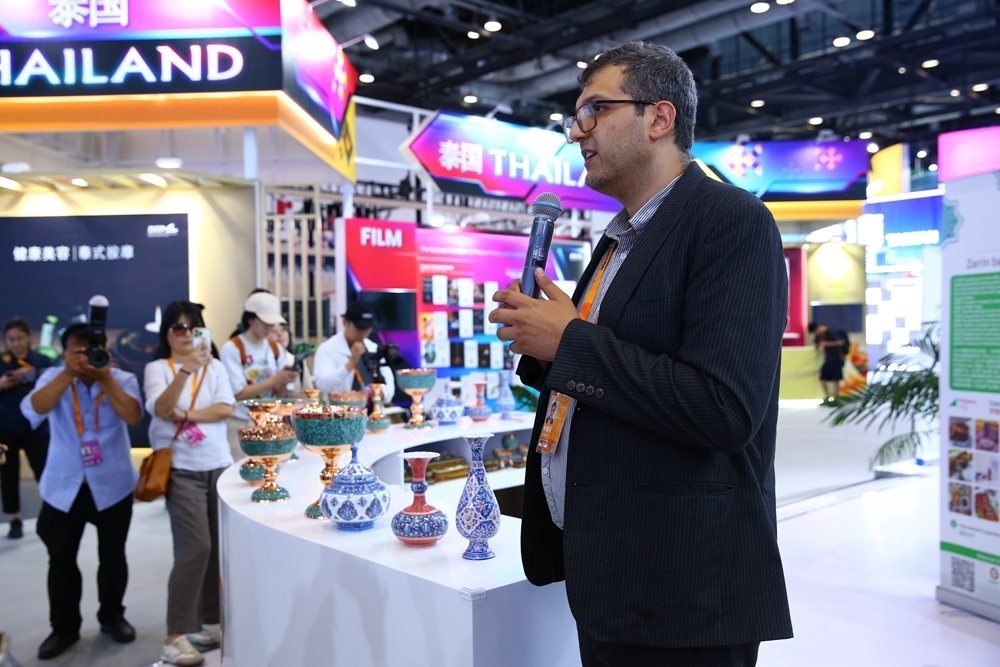 9月1日，參展商在國家會議中心向媒體記者介紹展臺信息。新華社記者 孫瑋彤 攝