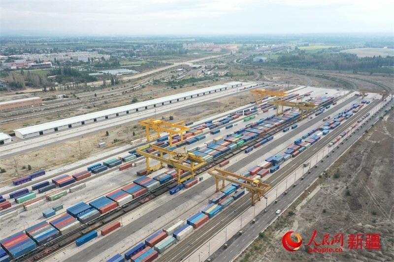 8月8日，在霍爾果斯口岸換裝廠區(qū)，工人正在進行吊箱作業(yè)。 人民網記者 張力洋攝