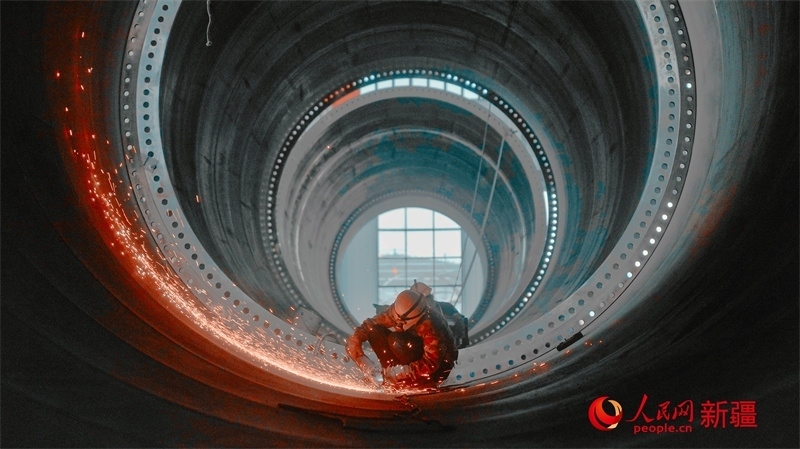中國水利水電四局（塔城）裝備制造基地，工人們正在開展作業(yè)。 人民網 李欣洋攝