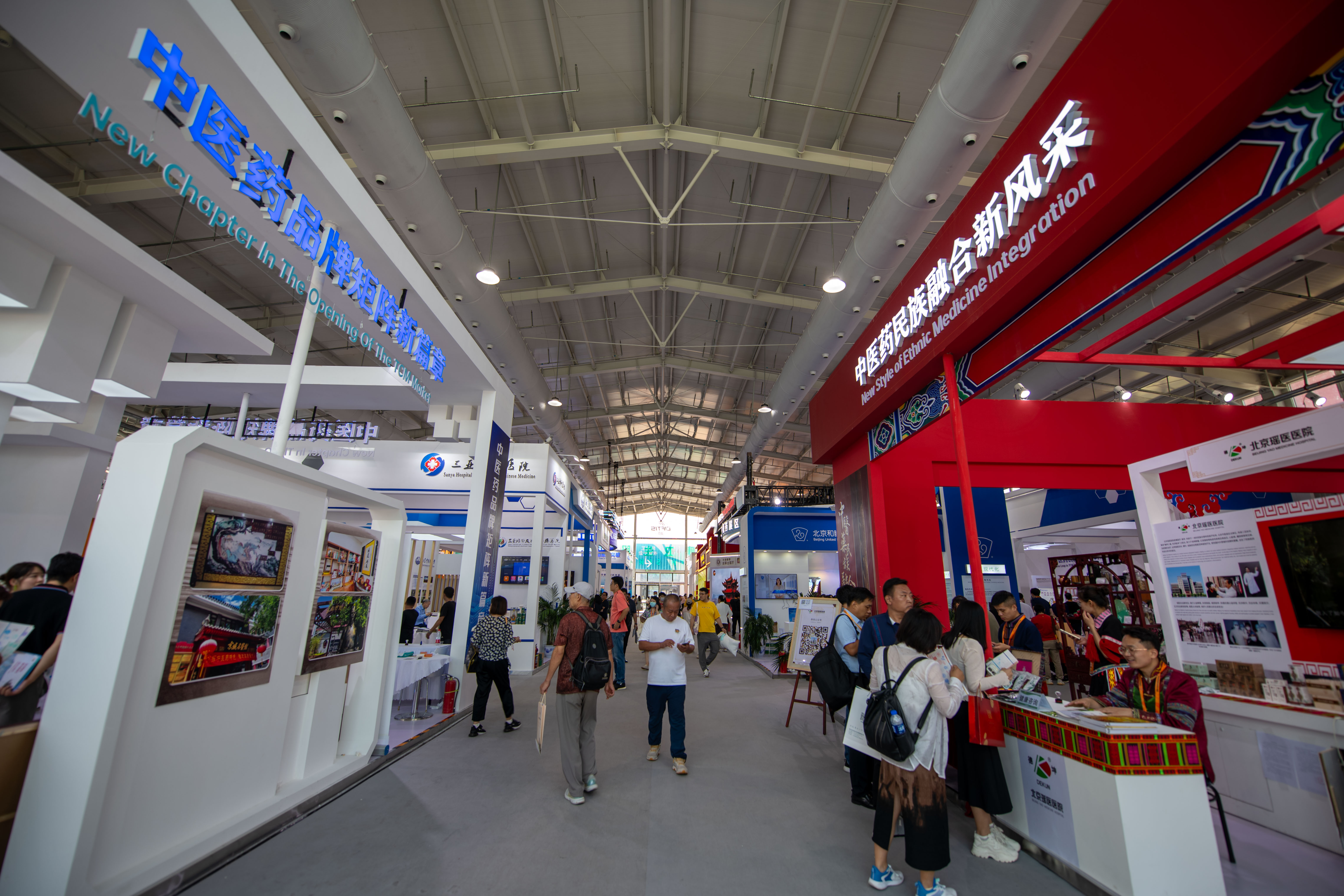 在位于首鋼園的健康衛(wèi)生服務(wù)展區(qū)，觀眾正在參觀。人民網(wǎng)記者 翁奇羽攝