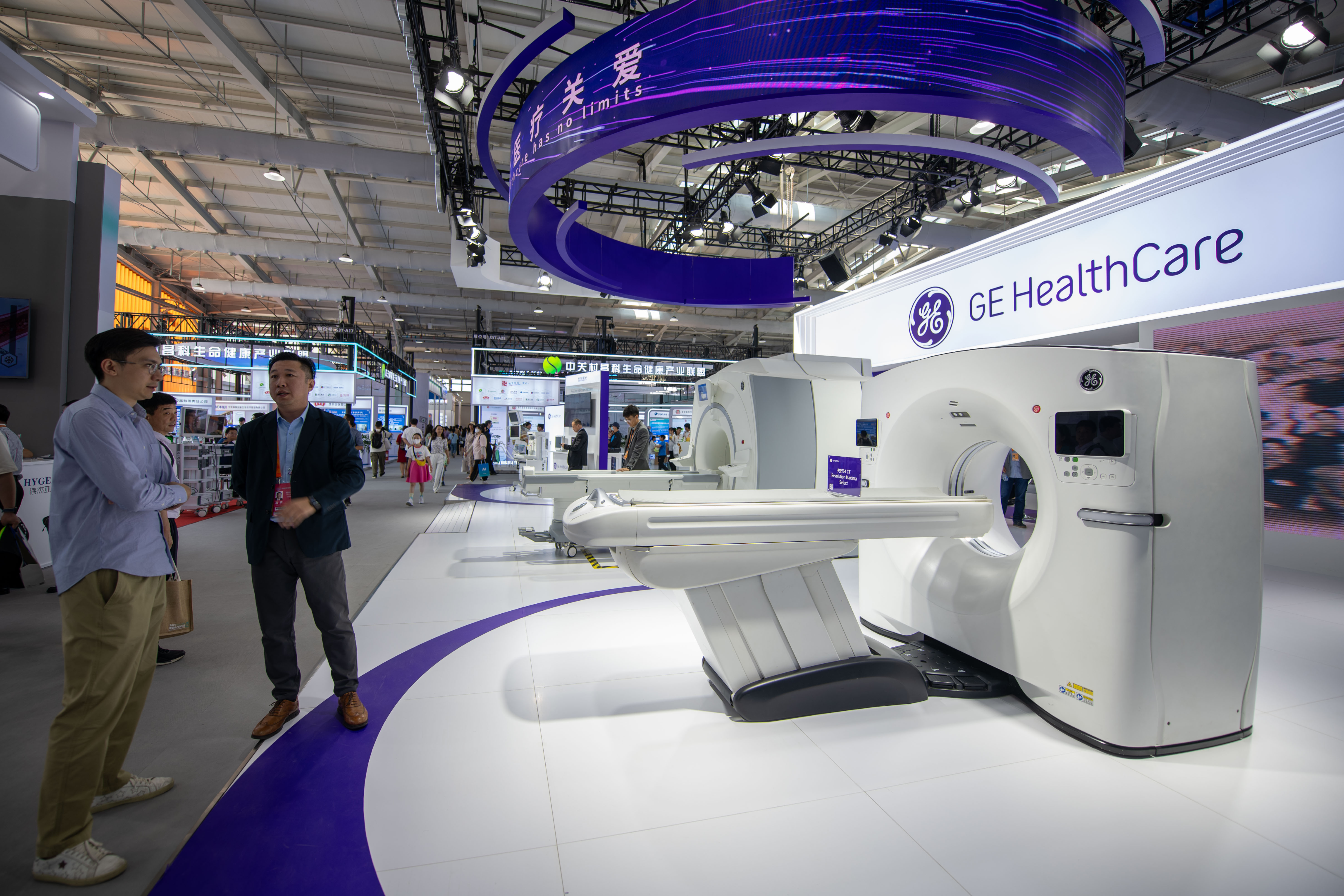 9月3日，在位于首鋼園的健康衛(wèi)生服務(wù)展區(qū)，觀眾正在參觀GE展臺。人民網(wǎng)記者 翁奇羽攝